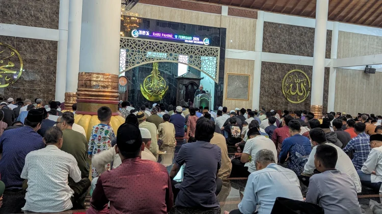 Ribuan Jamaah Padati Tarawih Perdana di Masjid Agung Ats-Tsauroh