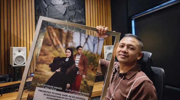 Kolaborasi Ade Govinda-Ernie Zakri Toreh Triple Platinum