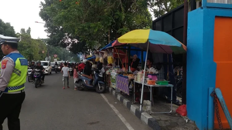 Pedagang Takjil Rangkasbitung Keluhkan Penurunan Pendapatan