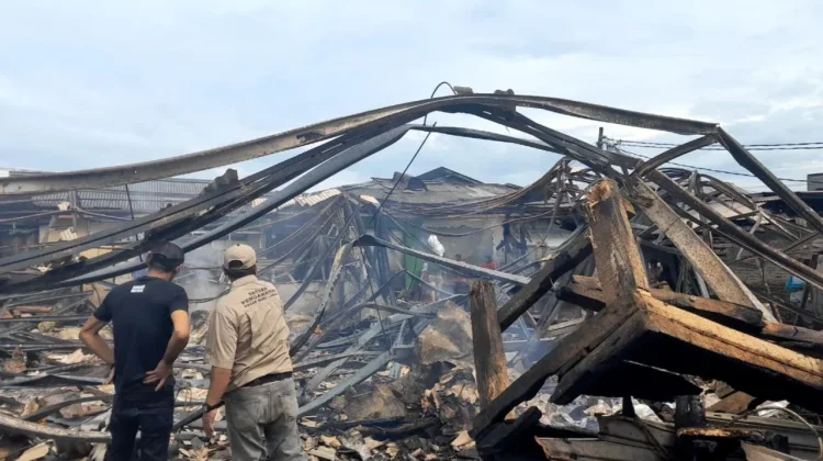 Puluhan Kios Pasar Baru Labuan Ludes Terbakar