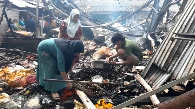 Ramadan Kelabu di Balik Puing Pasar Baru Labuan