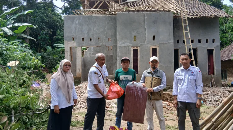 Warga Pandeglang yang Rumahnya Tertimpa Pohon Petai Dapat Bantuan