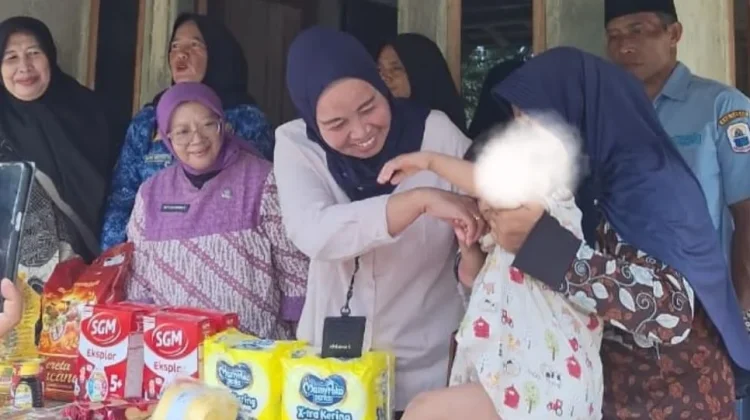 Dinsos Lebak Salurkan Bantuan Keluarga  Anak Gizi Buruk