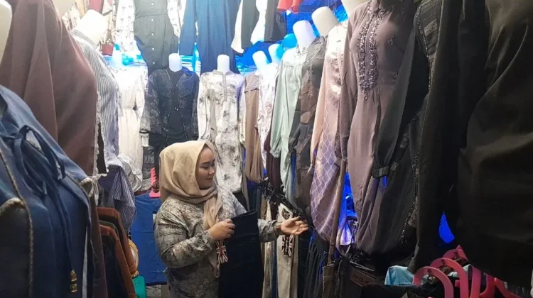 Pedagang Pakaian Pasar Badak Pandeglang Keluhkan Penurunan Pembeli