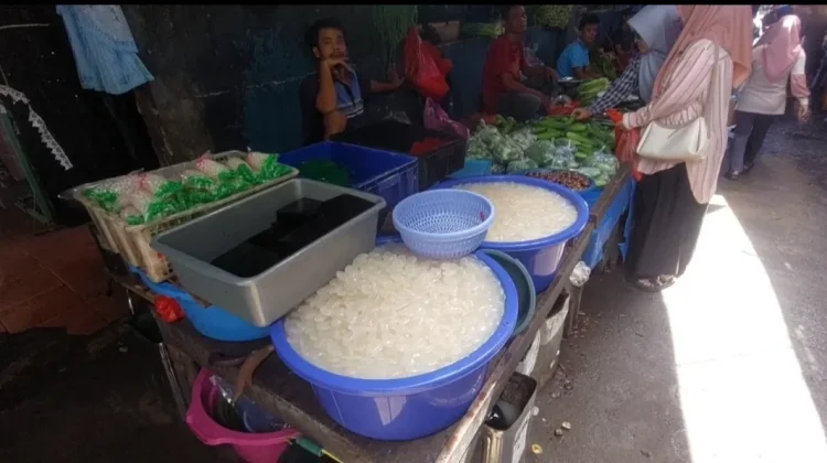 Pedagang Musiman Ramadan Keluhkan Omzet Menurun