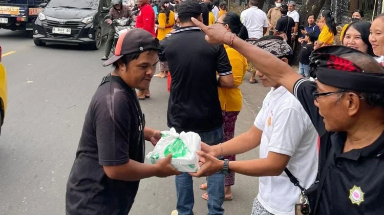Umat Hindu Serang Cilegon Bagikan Ratusan Paket Takjil