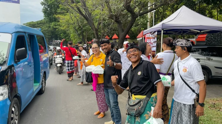 Umat Hindu Serang Cilegon Bagikan Ratusan Paket Takjil