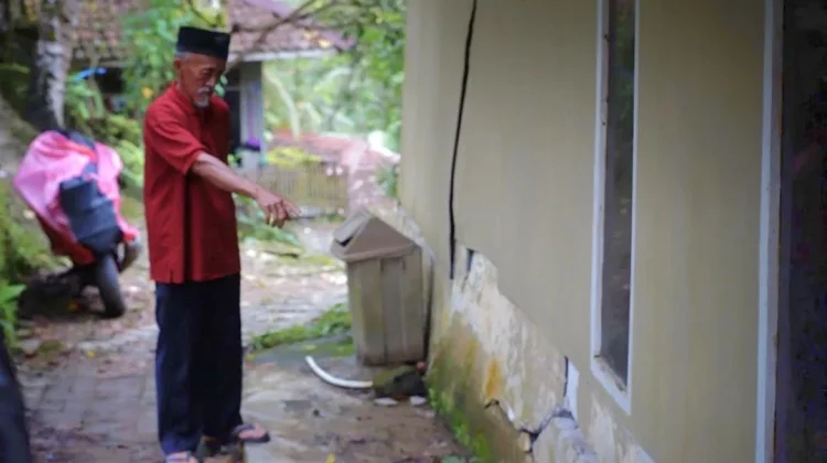 Puluhan Rumah di Bayah Retak Parah, Warga Mulai Mengungsi