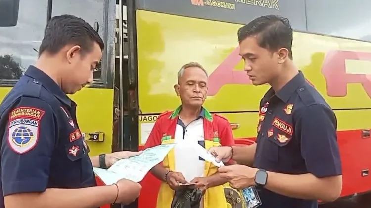 Jelang Mudik Lebaran, Petugas Gabungan Cek Kelayakan Bus di Pakupatan