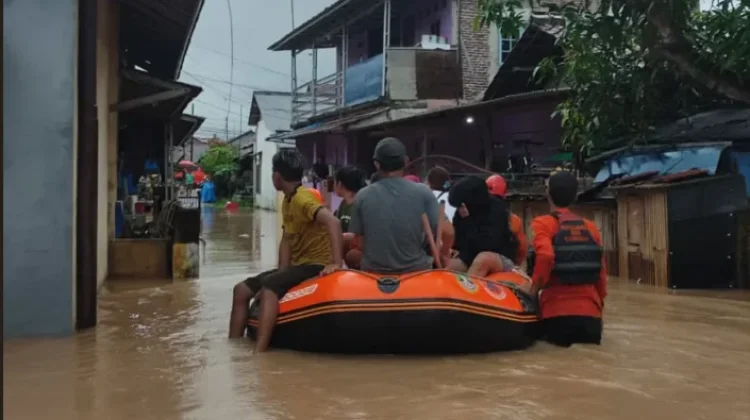 Banjir Genangi Permukiman Warga Cibeber Cilegon