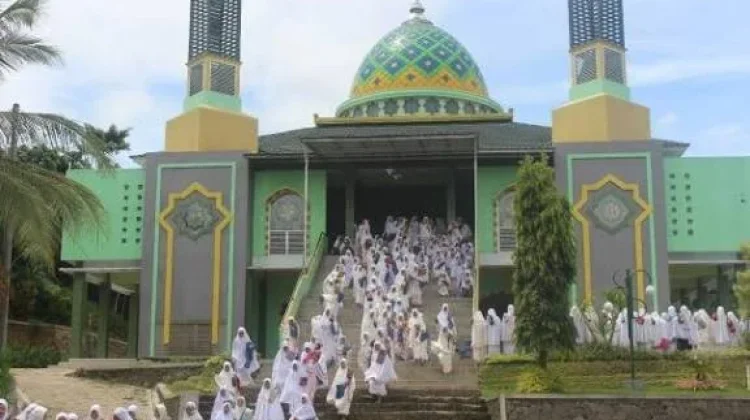 Ribuan Guru Madrasah dan Pengelola Pondok Pesantren Terima Insentif