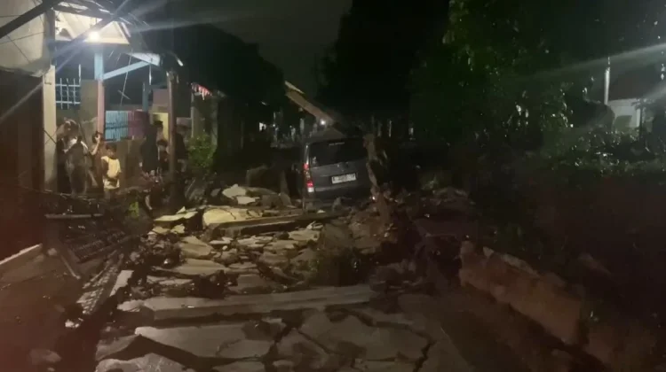Pagar Rumah Dinas Wali Kota Cilegon Timpa Mobil Warga