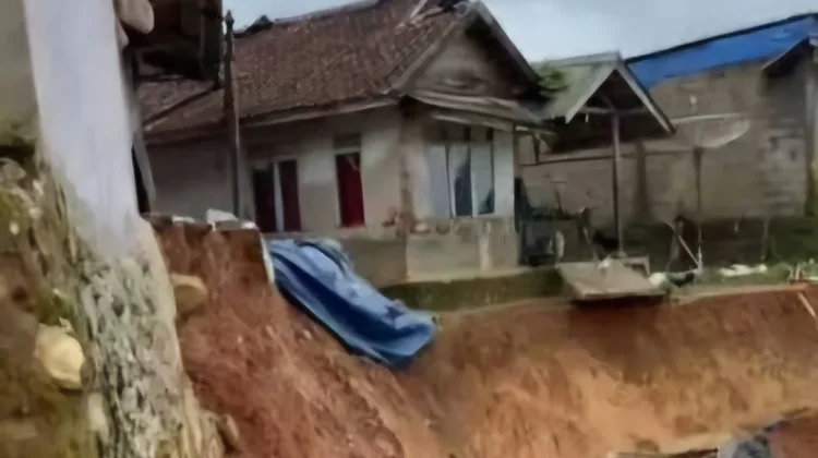 Enam Rumah Warga Cibadak Rusak Terdampak Pergerakan Tanah