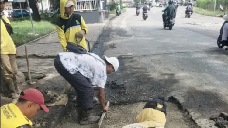 Pasca Banjir Pemkot Tangerang Tambal Kerusakan Jalan Puri Beta Larangan