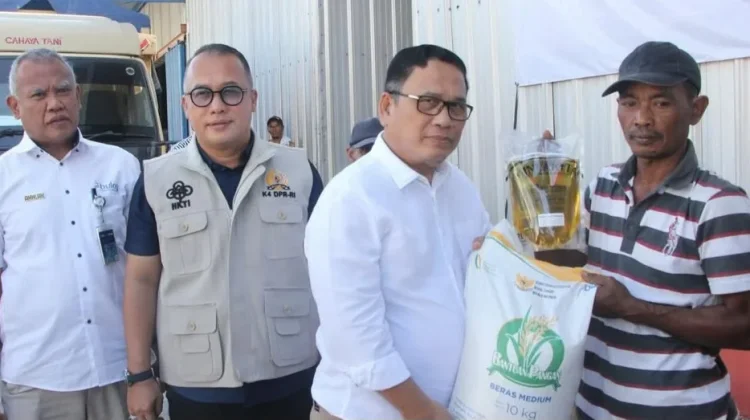 Bulog Salurkan Bantuan Pangan Jelang Idulfitri