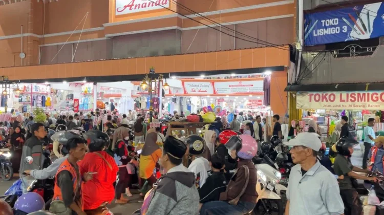 Berburu Baju Lebaran, Warga Padati Royal Baroe Serang Setiap Malam