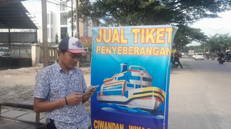 Penjual Tiket Ferizy Dadakan Menjamur di JLS