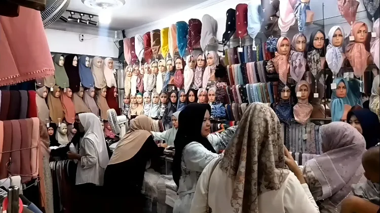 Pasar Pandeglang Mulai Diserbu Pembeli Baju Lebaran