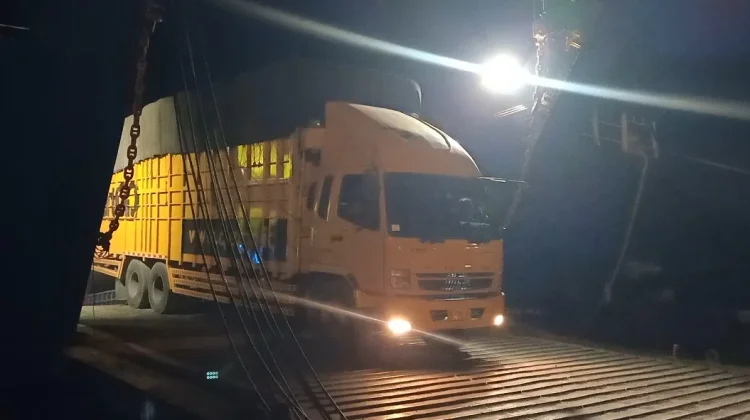 Belasan Kapal Disiapkan di Pelabuhan BBJ untuk Angkut Truk Besar
