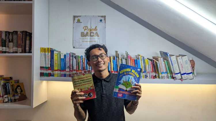 Mudik Asyik Baca Buku Bagikan Ribuan Buku untuk Pemudik