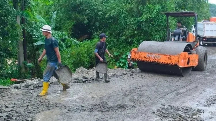 Pemkab Lebak Lakukan Perbaikan Jalan Jelang Mudik Lebaran