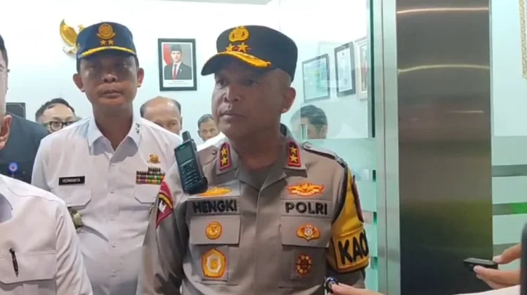 Polisi Sekat Truk Logistik di Tol Cilegon Timur