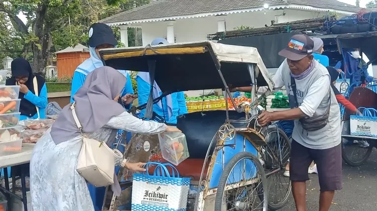 Icikiwir Berbagi Salurkan Bantuan Tukang Becak Serang