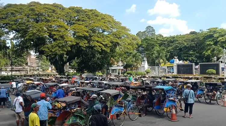 Pendapatan Menurun saat Ramadan Tukang Becak Terima Bantuan