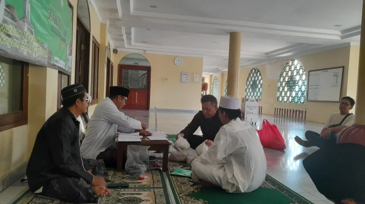 Berbagi Kebahagiaan di Penghujung Ramadan