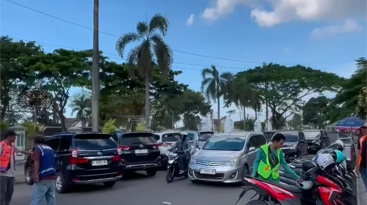 Dishub Awasi Ketat Tarif Parkir di Pasar Jedogan dan Royal Baroe