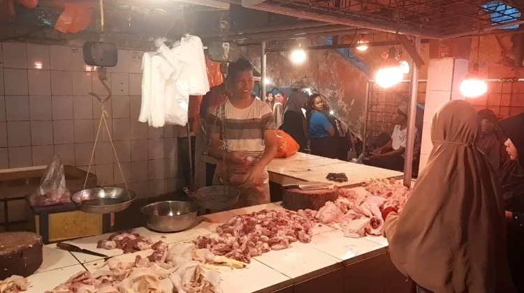 Harga Ayam Potong di Pasar Badak Tembus Rp50 Ribu
