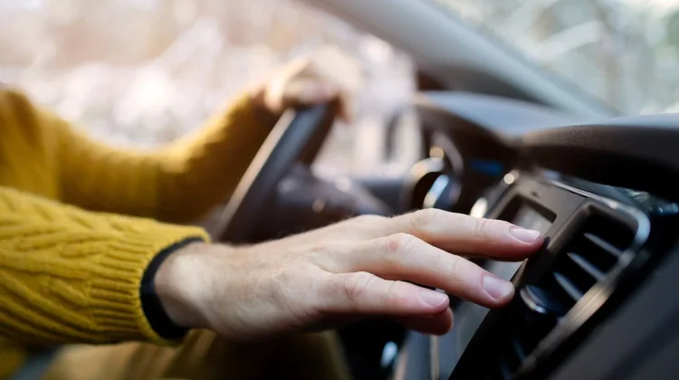 Bahaya Langsung Nyalakan AC saat Mobil Panas