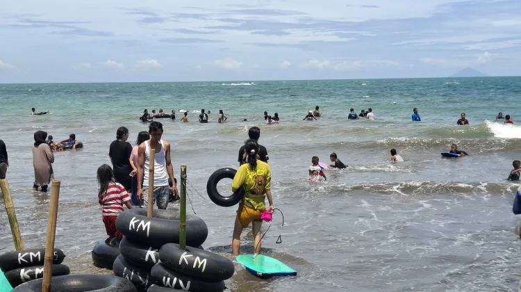 Pantai Anyer Mulai Dipadati Wisawatan
