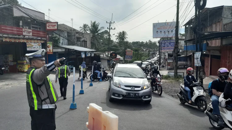 Puluhan Ribu Kendaraan Padati Jalur Wisata Pandeglang
