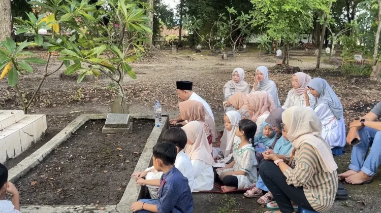 Libur Lebaran Dimanfaatkan Warga untuk Ziarah ke Keluarga