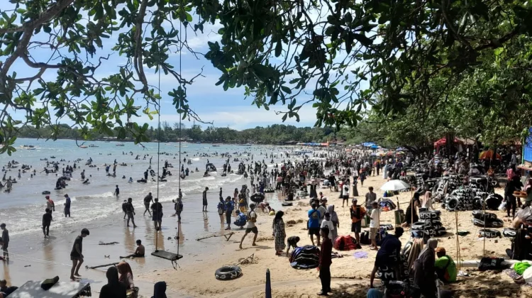 Libur Lebaran, Wisatawan padati Pantai Carita Pandeglang
