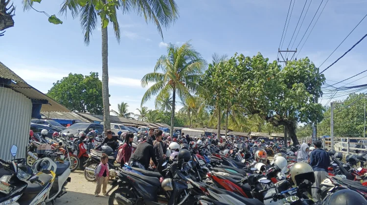 Pasca Lebaran, Pengunjung Pantai Sambolo Membeludak