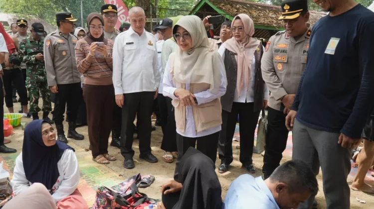 Bupati Dewi Tinjau Pos Pengamanan dan Tempat Wisata di Pandeglang