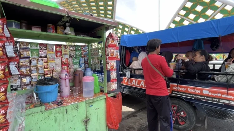 Sholeh, Pelepas Dahaga di Tengah Hiruk Pikuk Jembatan Bogeg