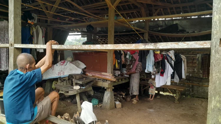 Kisah Emi Bertahan Hidup di Rumah Nyaris Ambruk