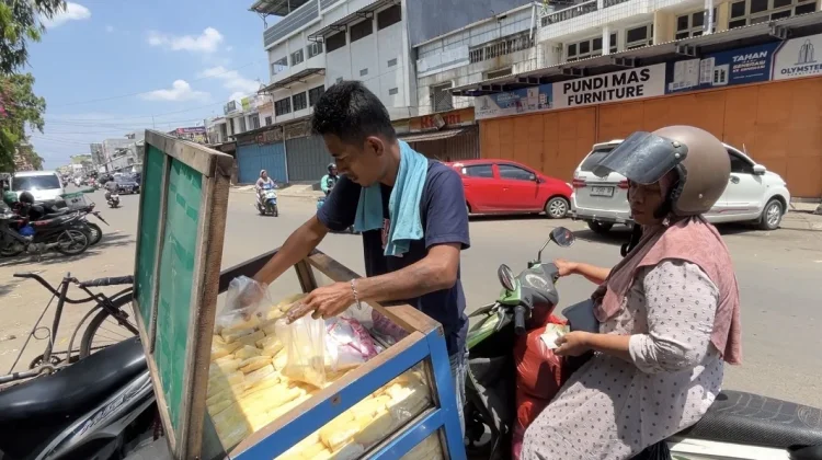 Terik Tak Menghentikan Langkah Pedagang Tape di Pasar Rau