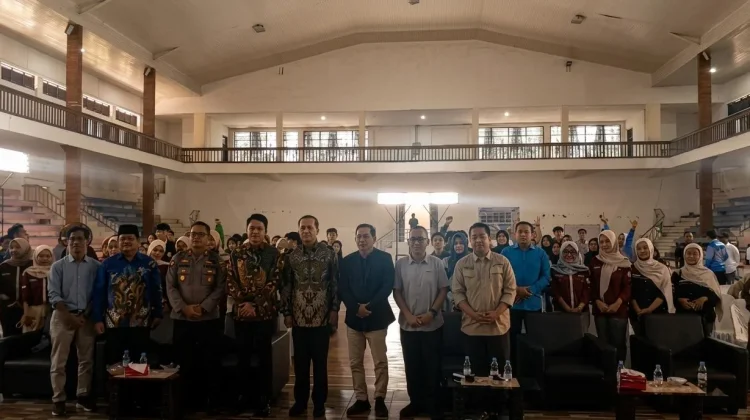 Menteri Transmigrasi Soroti Lambannya Perubahan di Pandeglang