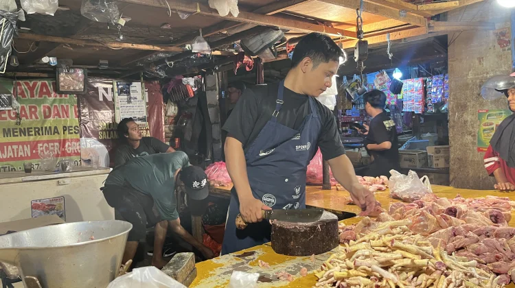 Harga Ayam di Pasar Rau Bertahan Rp40 Ribu per Kilogram