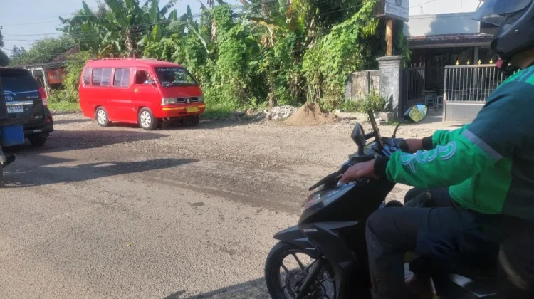 Tak Kunjung Diperbaiki, Warga Babakan Keluhkan Jalan Rusak