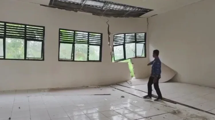 Ruang Kelas Ambruk, Puluhan Siswa SDN Kutakarang 3 Terpaksa Belajar di Dapur