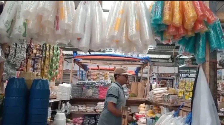 Harga Plastik Melonjak, Omzet Pedagang di Pasar Baros Turun
