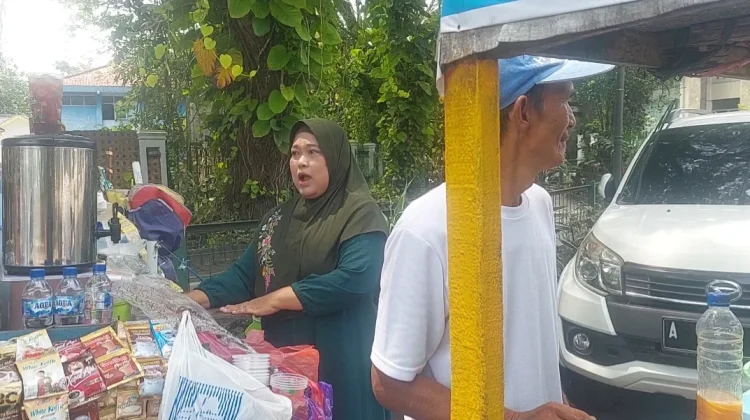 Nana, PKL Alun - alun Rangkasbitung yang Selalu Ceria