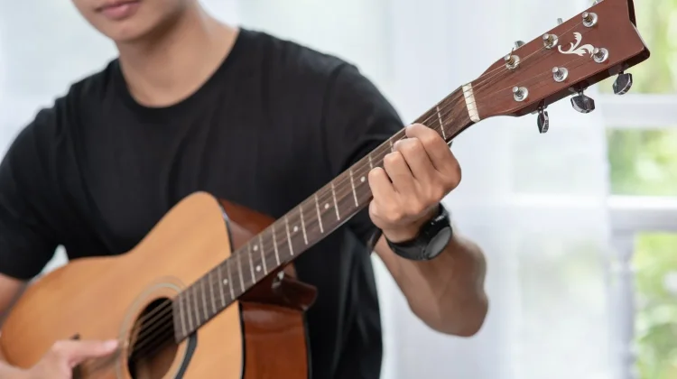 Tip Memilih Ukuran Gitar dan Jenis Senar yang Tepat