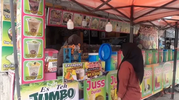 Penjual Aneka Jus Buah di Kranggot Keluhkan Sepi Pembeli