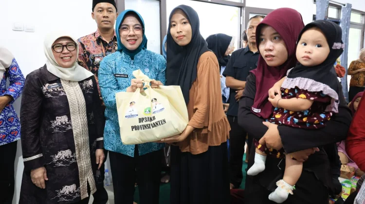 Cegah Stunting, Tinawati Andra Soni Serahkan Bantuan Gizi di Pandeglang